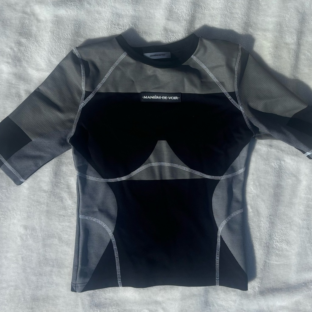 Maniere De Voir Black and Gray Perforated Top